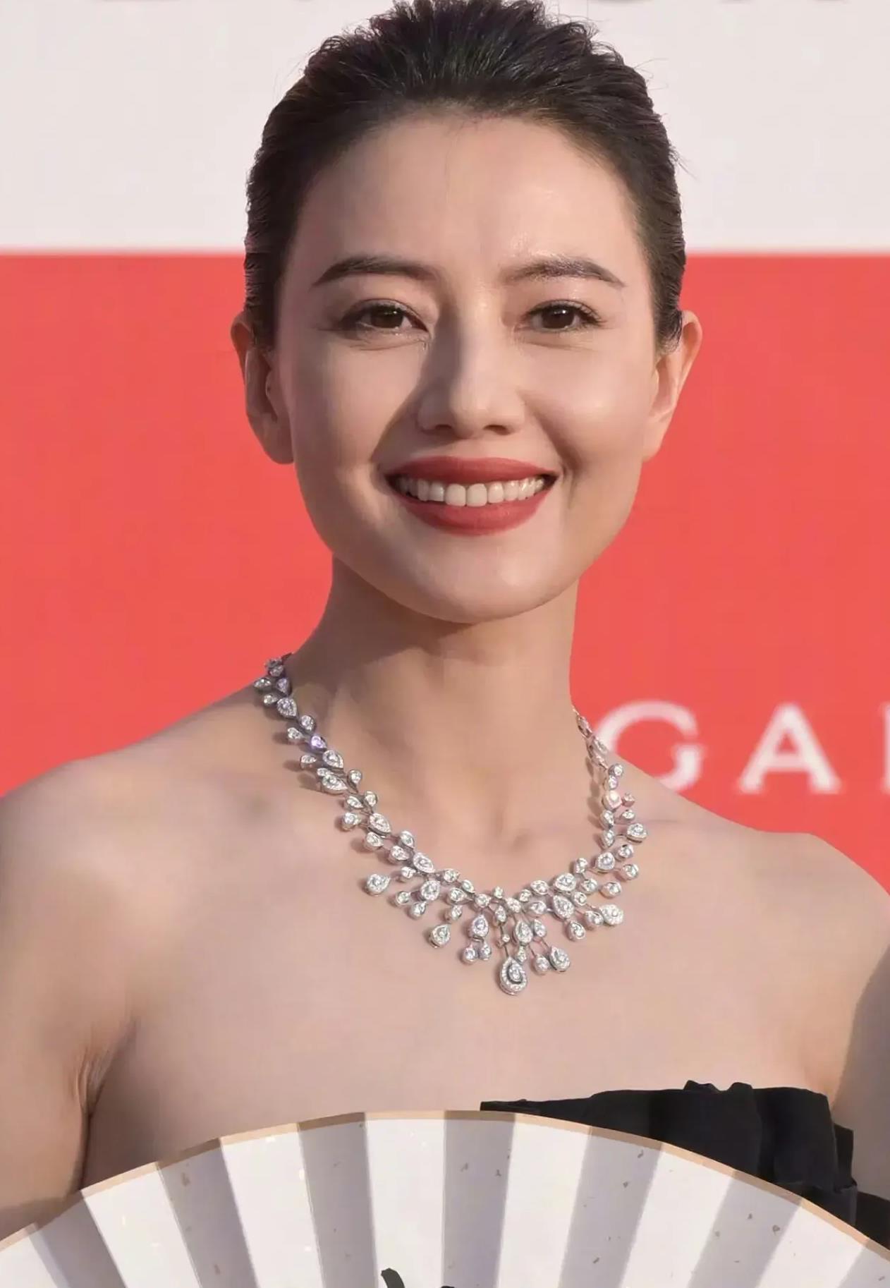 高圆圆给白幼瘦女星上了一课 第十四届北京国际电影节的红毯场面星光