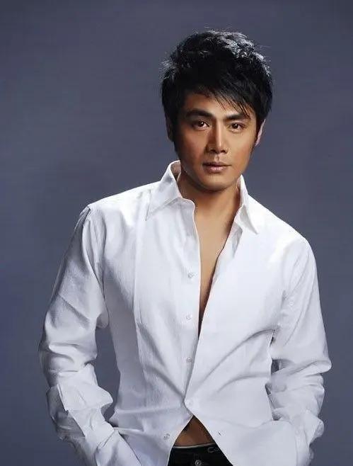 20年恩爱婚姻见证真爱 邵兵,这位在荧幕上塑造出无数硬汉形象的演员