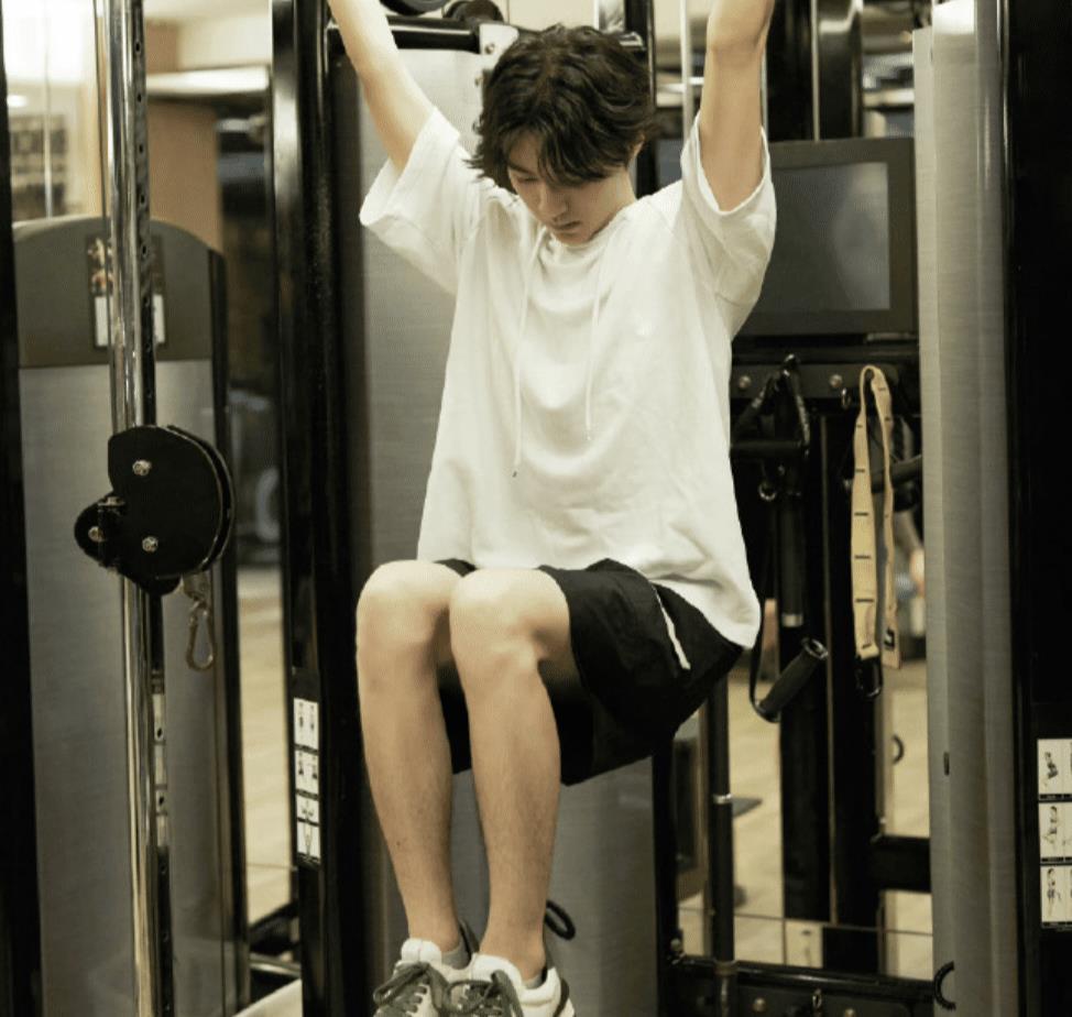 王俊凯健身照引热议,自律成长影响广泛,呼吁理性追星 王俊凯健身照片