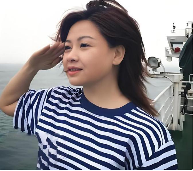 李琼的音乐人生:从挫折到坚韧,逆境中绽放的歌手 李琼,一个音乐天才