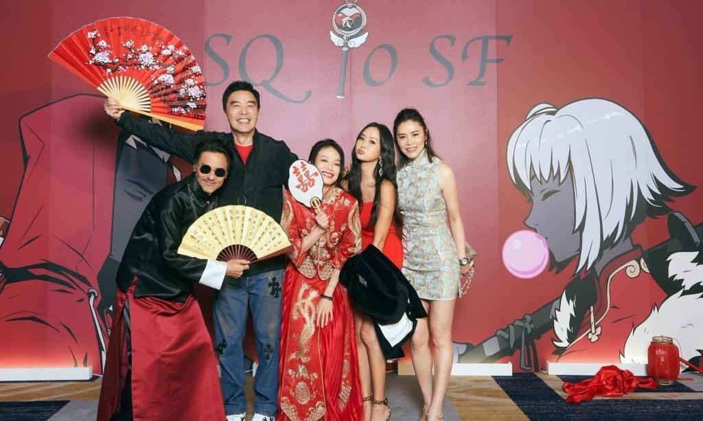 钟镇涛妻子旗袍装亮相,52岁依旧风韵犹存 钟镇涛与妻子范姜素贞携家人