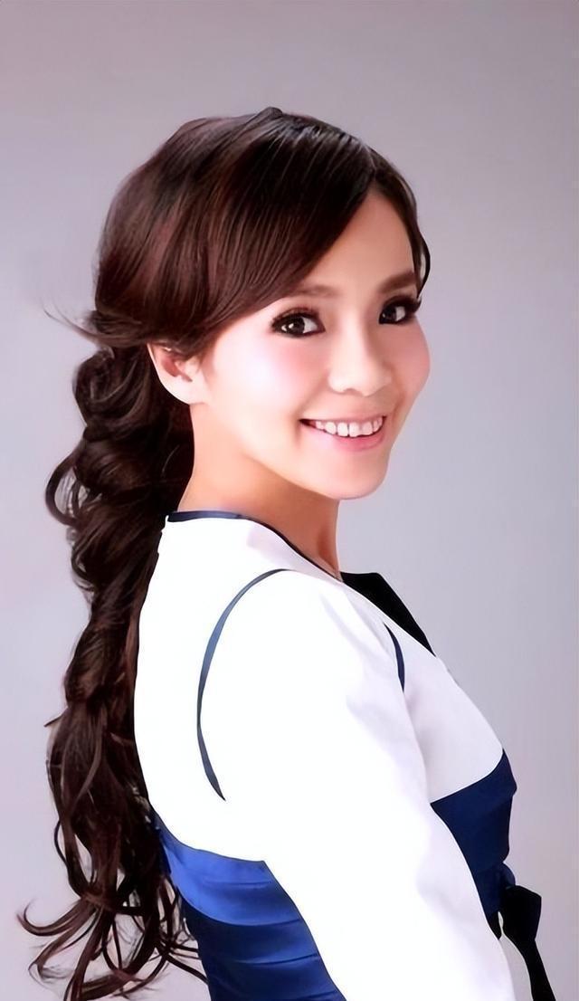 她的坚韧与智慧赋予市场新启示 朱迅,曾经的央视主持界一姐,其亲和力