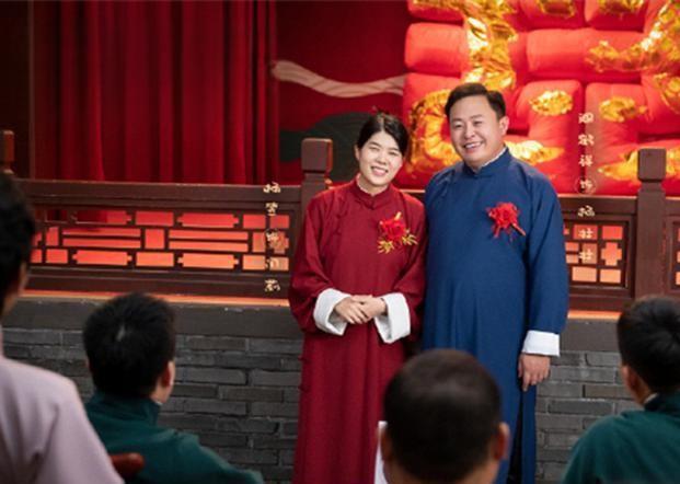 德云社阎鹤祥在社交媒体上晒出了与杨笠在《万春逗笑社》中的"结婚照"