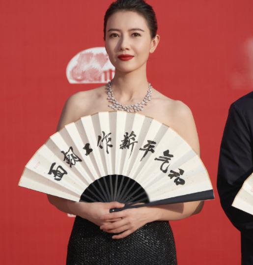 高圆圆引领自然美风尚,抨击白幼瘦病态审美 在北京国际电影节的红毯