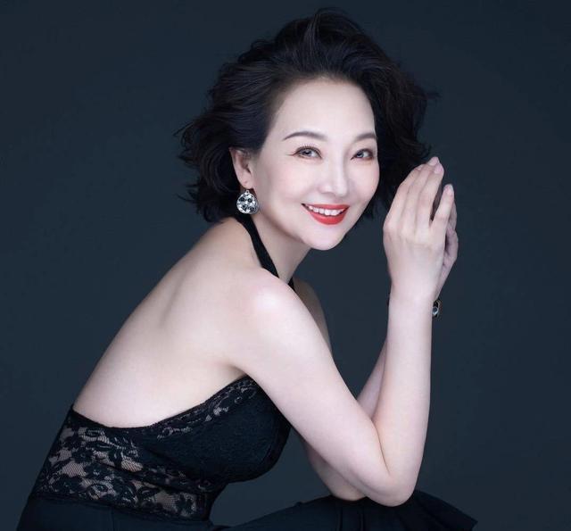 马羚:跨界才女,艺术之星,与母共谱人生华章 马羚,这位出生于北京的