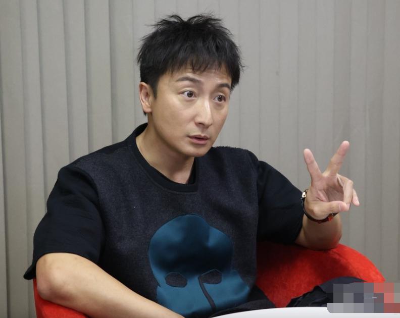 的较量 去年3月,44岁的香港明星方力申公布了他与90后女友叶萱的恋情