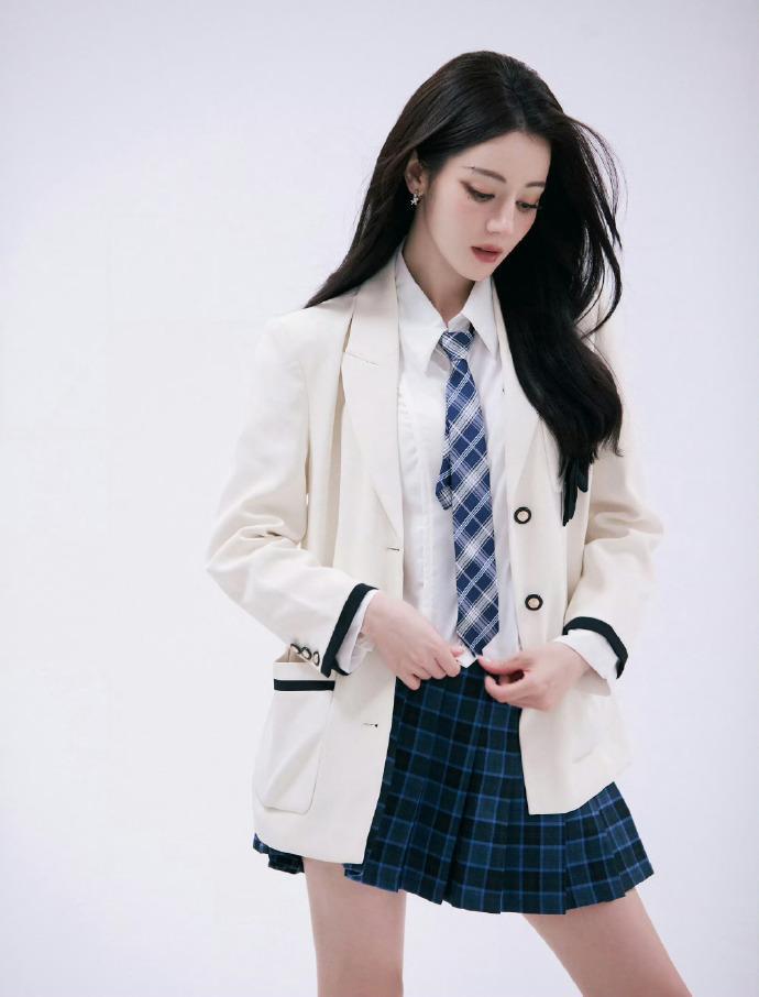 迪丽热巴的鱼尾裙 迪丽热巴这次穿的鱼尾裙,简直是标准的美人鱼尾巴