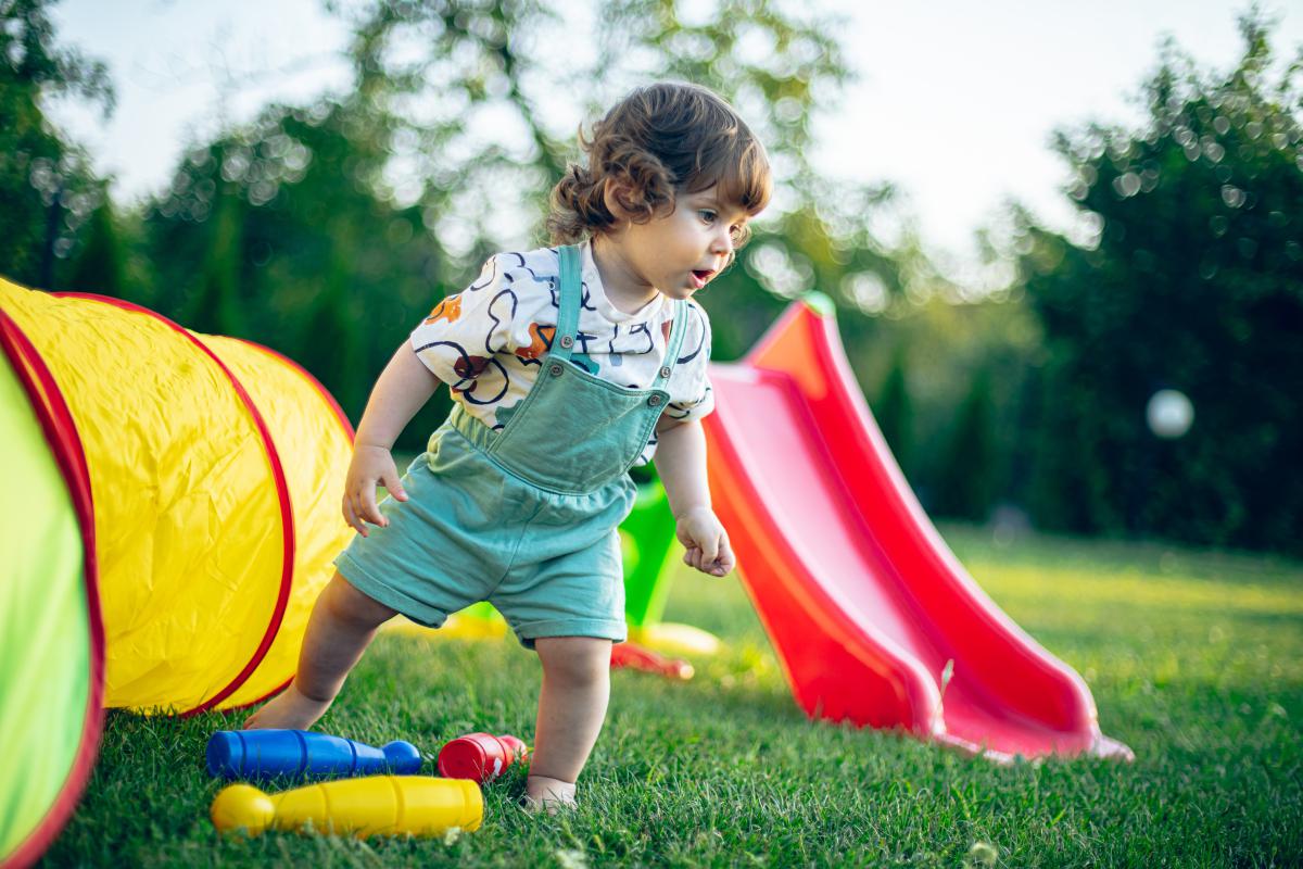 幼儿园——孩子独立的第一步 幼儿园是孩子成长的起点,也是学会独立的