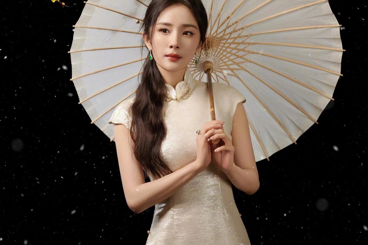 杨幂旗袍穿搭揭秘:优雅曲线背后的商业与市场逻辑 在时尚界,杨幂以其