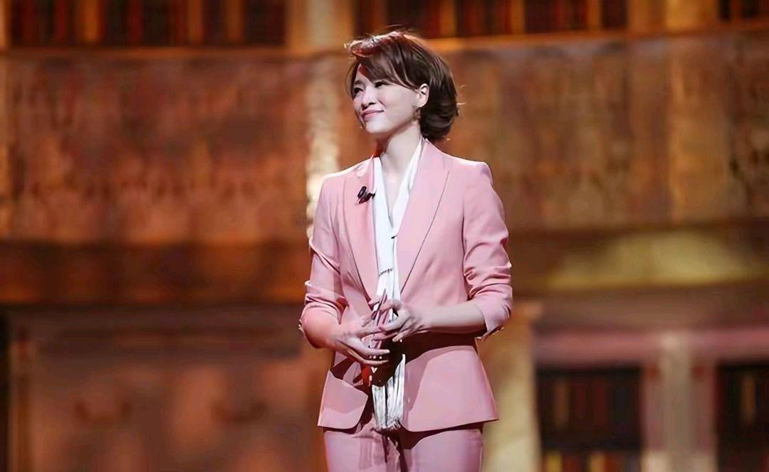 董卿的现状可能与家庭或工作有关,希望她能尽快回归银幕.