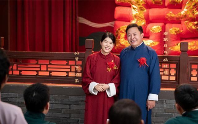 揭秘相声演员背后的情感与转折 近期,德云社相声演员阎鹤祥的一组大褂