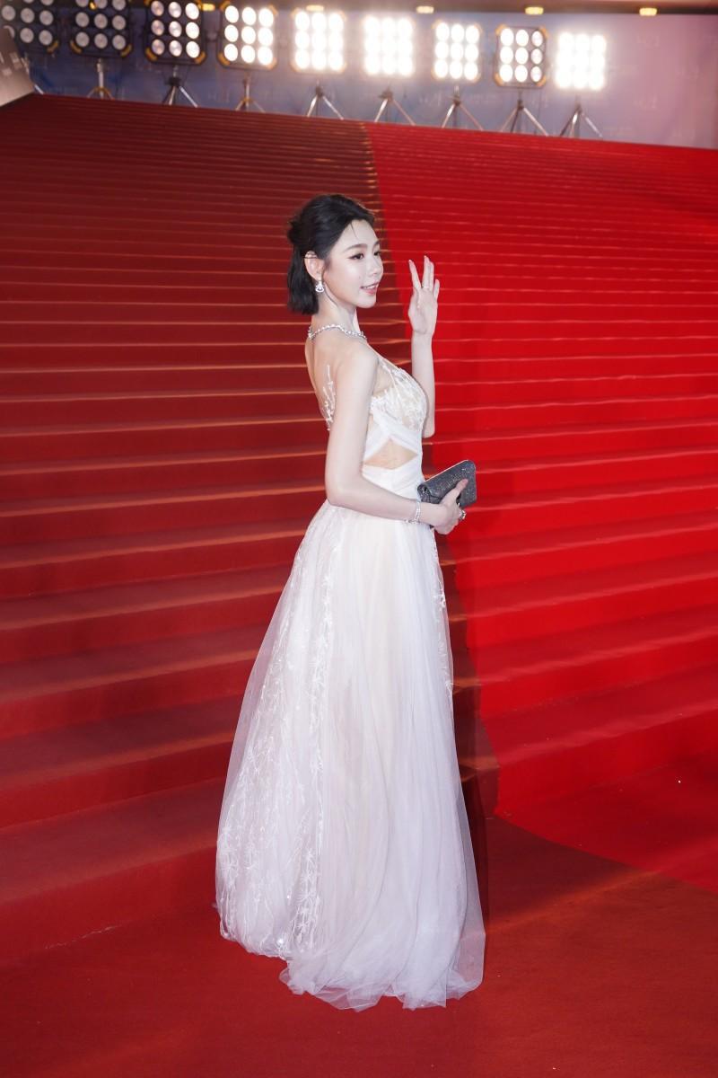 我作为一个疯狂的粉丝,看到胡冰卿身穿黑色v领开叉裙,展示出的身材