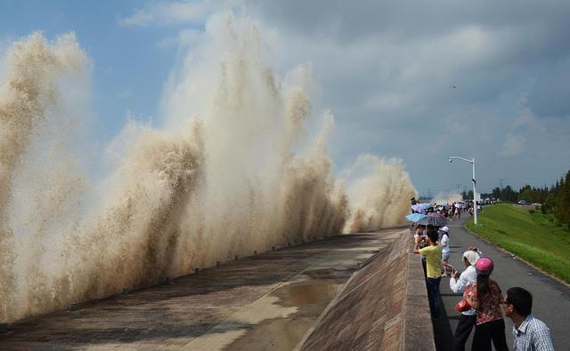 钱塘江,位于风景如画的浙江,有一处闻名遐迩的自然奇观——钱塘潮!