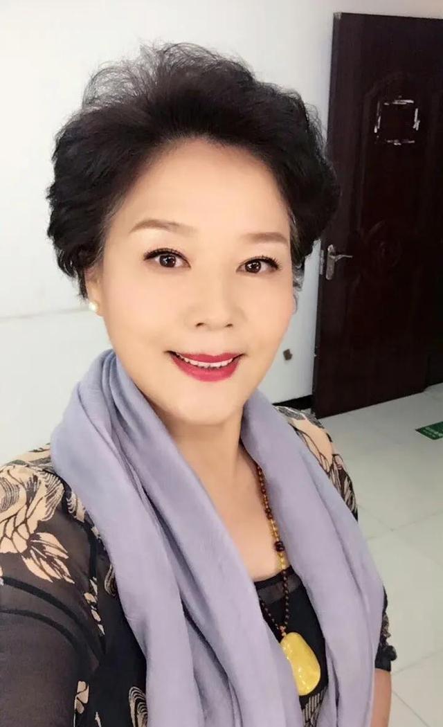 优雅从容的人生选择 杨青,一位在演艺界拥有深厚底蕴的女演员,她的