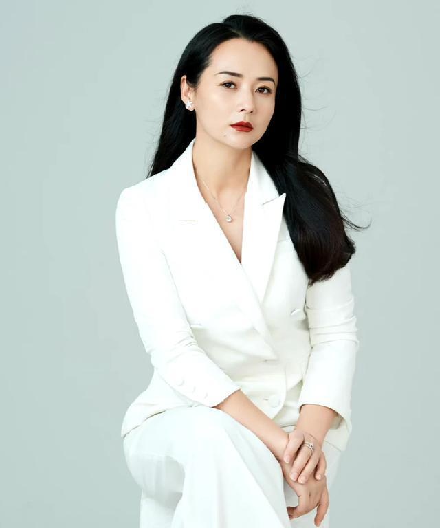 陈依莎:演技与颜值并存,婚姻与事业双赢的典范 陈依莎,一个名字或许在