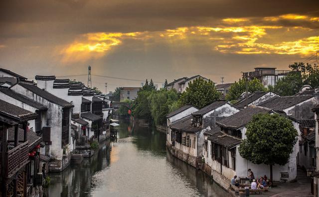 太湖古镇:解锁古韵风情,感受心灵的宁静与美妙 太湖之畔,有一座充满