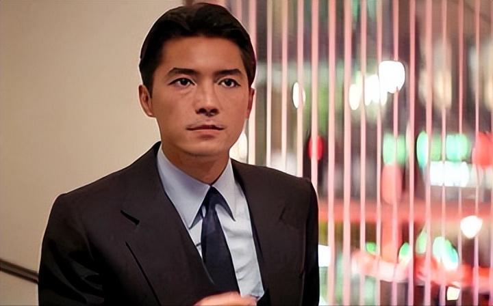 尊龙,被誉为亚洲第一美男,其俊美的外貌几乎无人能敌,连林青霞,王祖贤