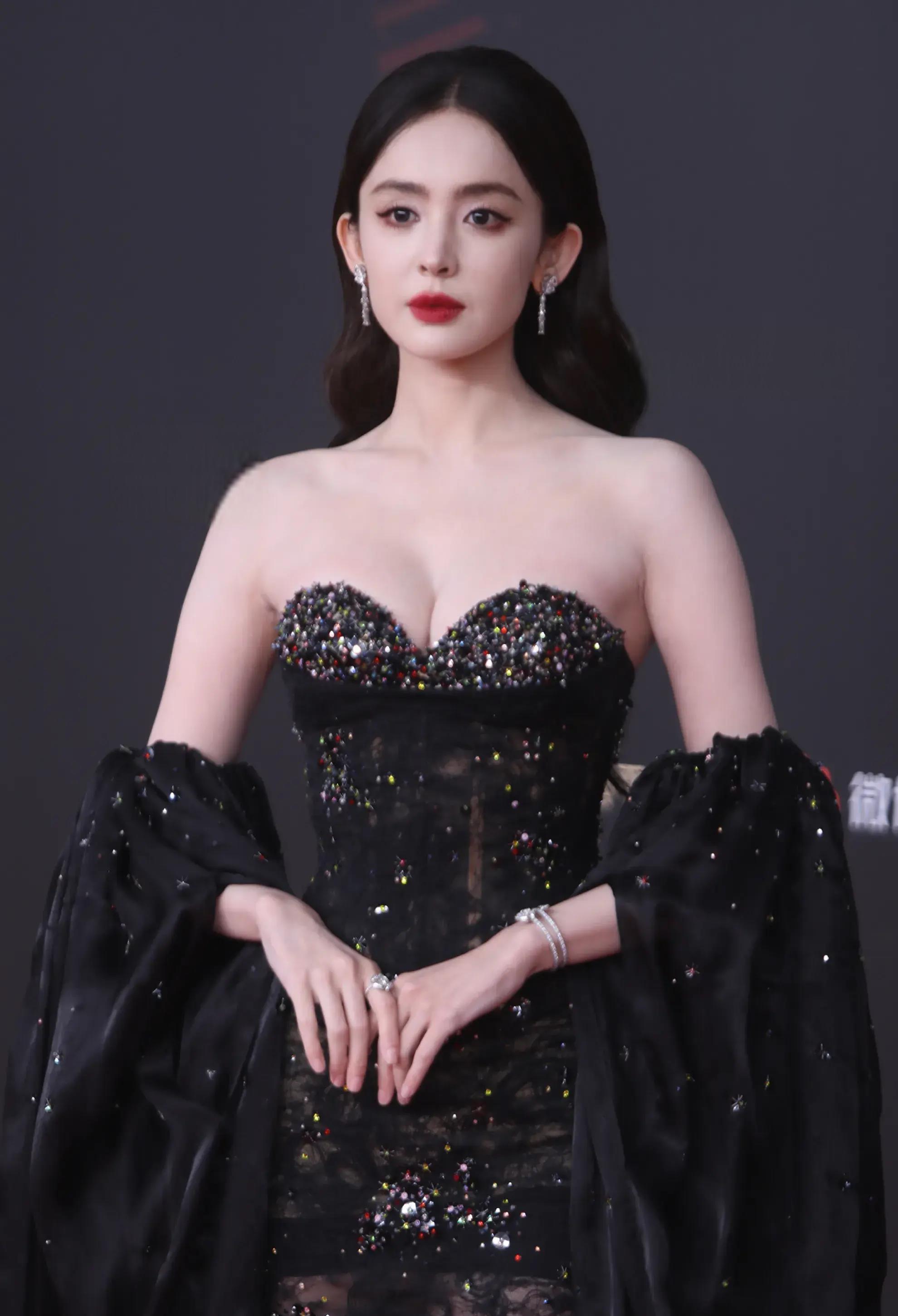 蒋勤勤,哈妮克孜,尹正等人,乐华娱乐代表人物有韩庚,王一博,程潇