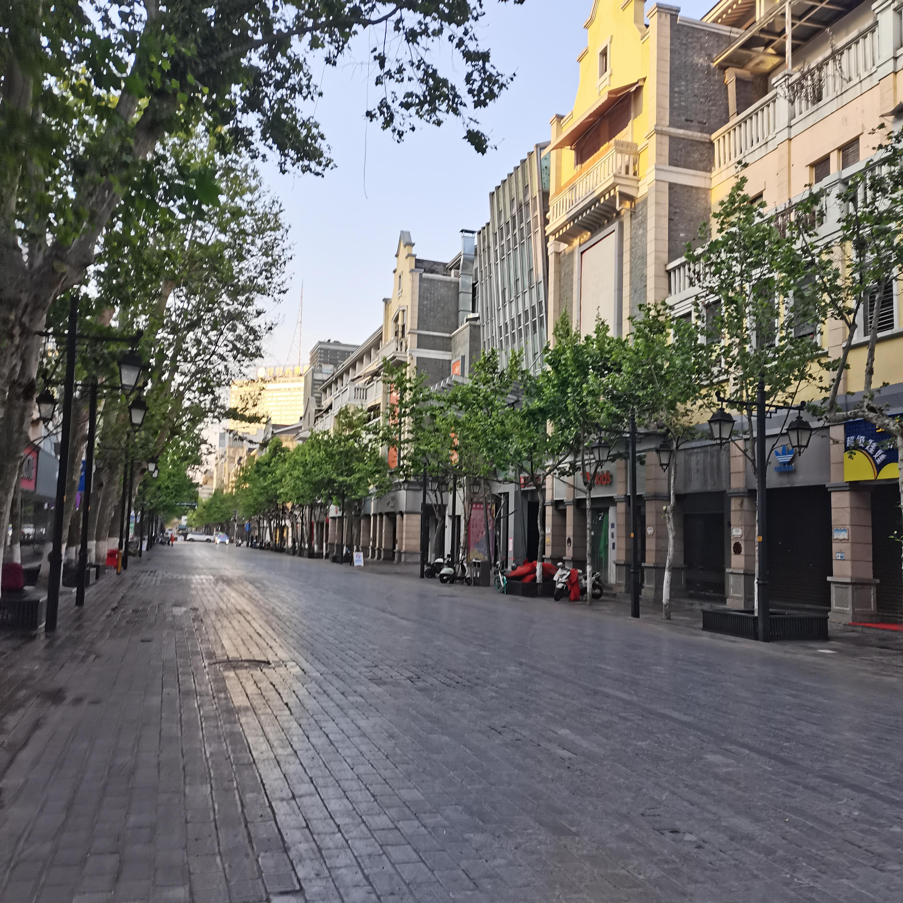昆明:美丽与宁静的城市 在昆明的这一天,我们感受到了这座城市的美丽