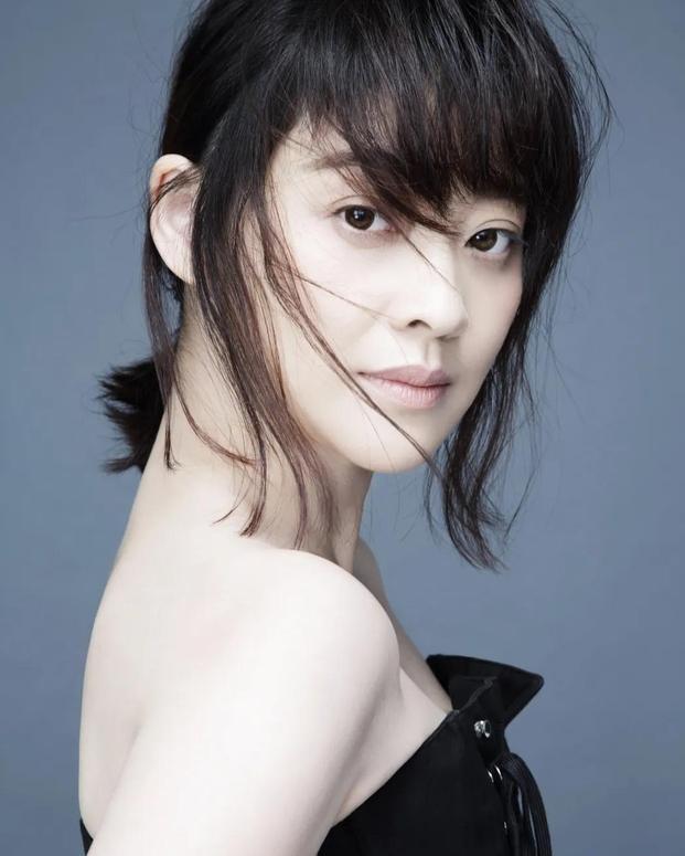 梅婷新发型引热议:女性形象变迁的商业视角 梅婷的最新照片曝光,一身