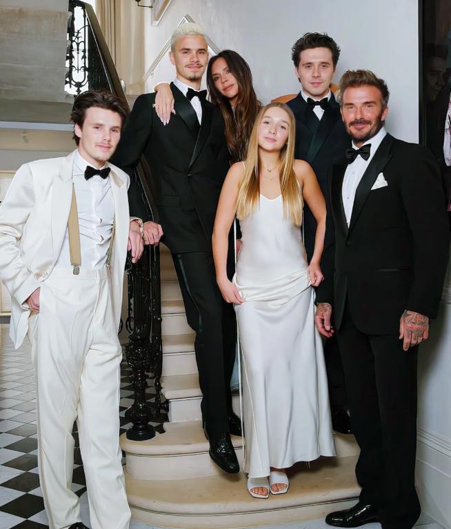 贝嫂50岁生日全家福曝光 维多利亚·贝克汉姆在最近的一次社交媒体