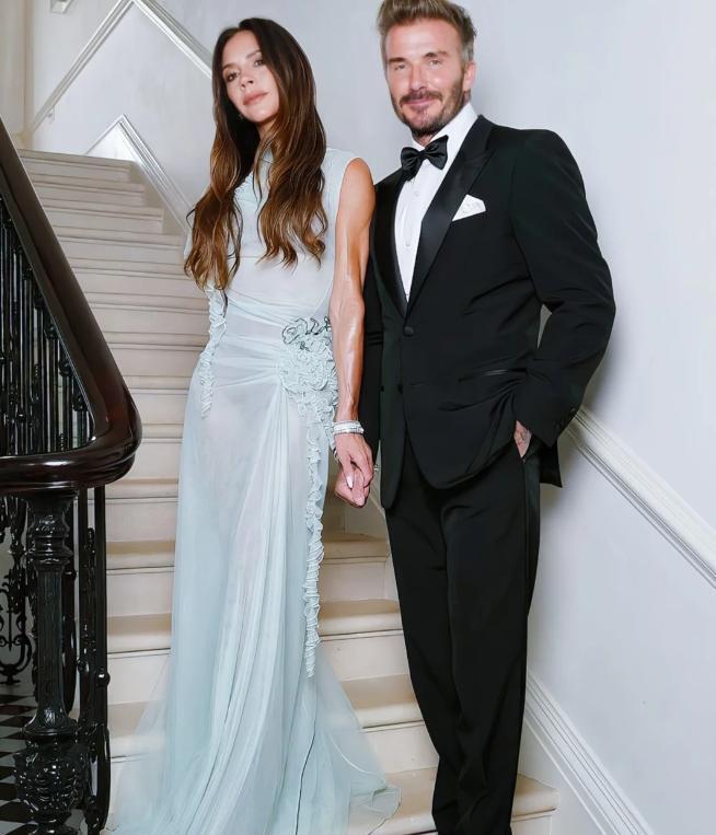 贝嫂50岁生日全家福曝光 维多利亚·贝克汉姆在最近的一次社交媒体