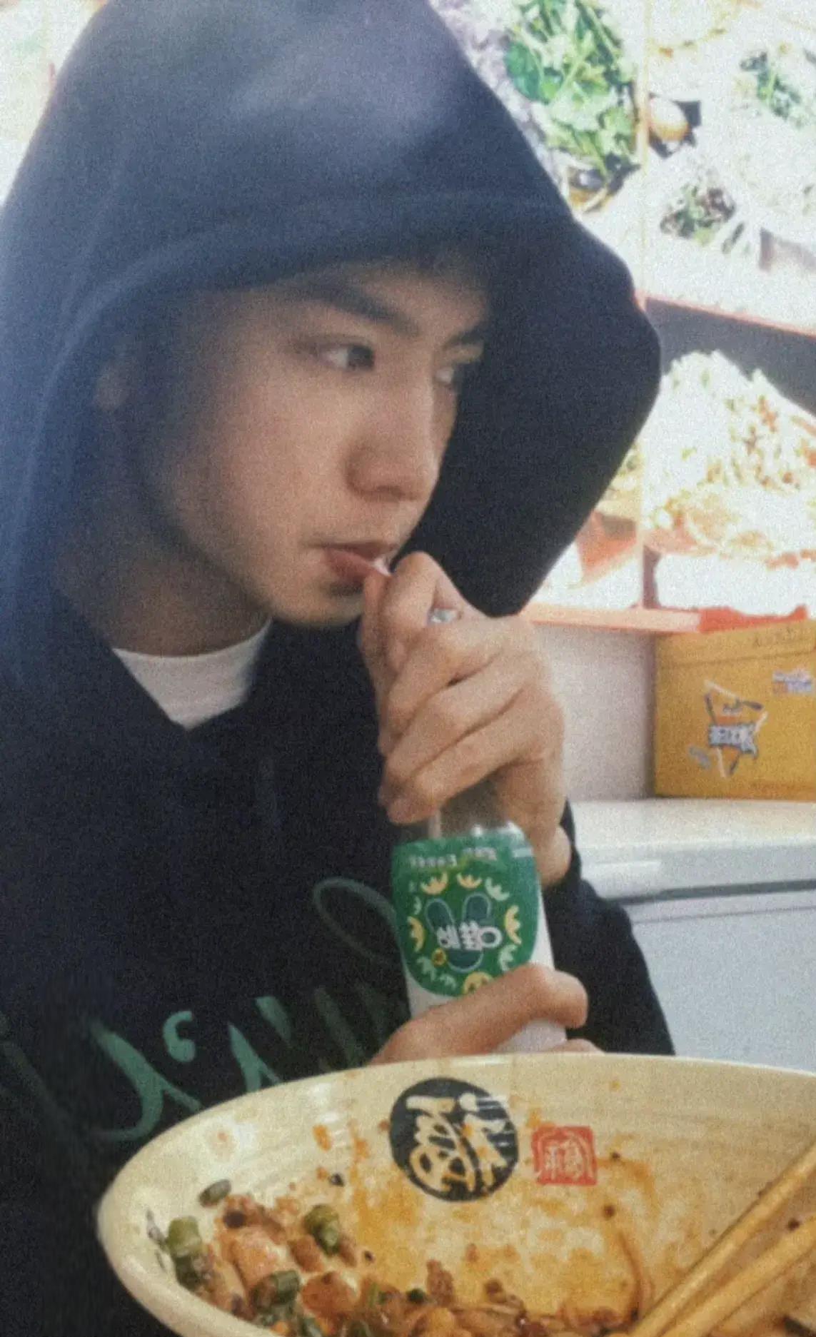 陈哲远素颜吃面直播:真实与自然的追求 陈哲远的素颜吃面直播,展现了