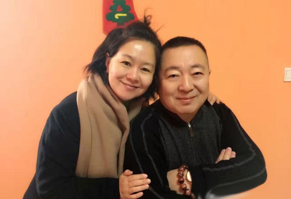 第一段婚姻中,她的老公蒋启星不但不上班,还不做家务,对鞠萍百般挑剔