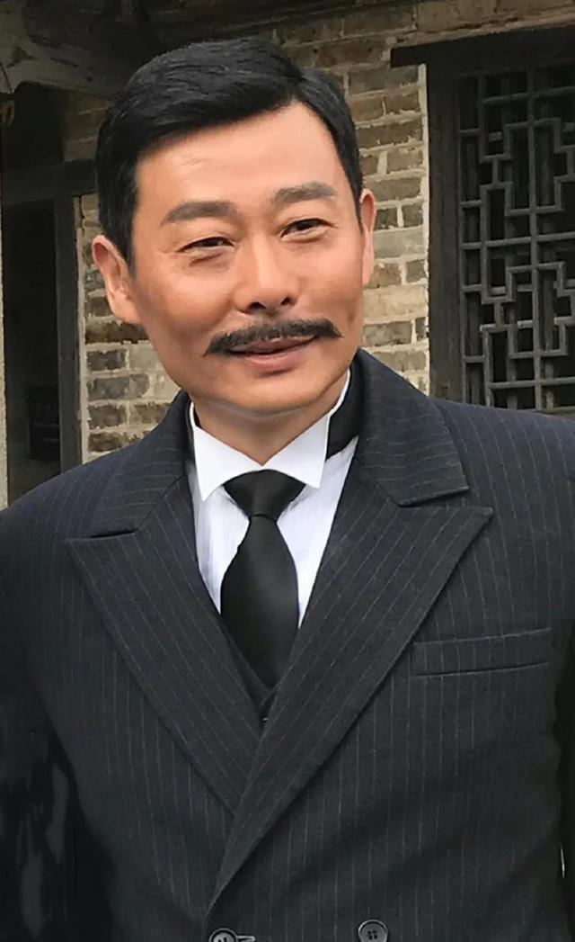 霍青:从商人到演员,跨界之路的辉煌与坚持 霍青,一个名字背后隐藏着多