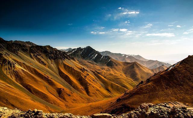 身处宁夏回族自治区的银川市,贺兰山国家森林公园以其独特的自然髁Ζ