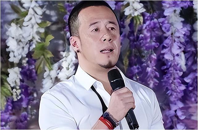 后转行当演员 孙浩曾以26岁的年纪在春晚演唱《中华民谣》,这首歌曲