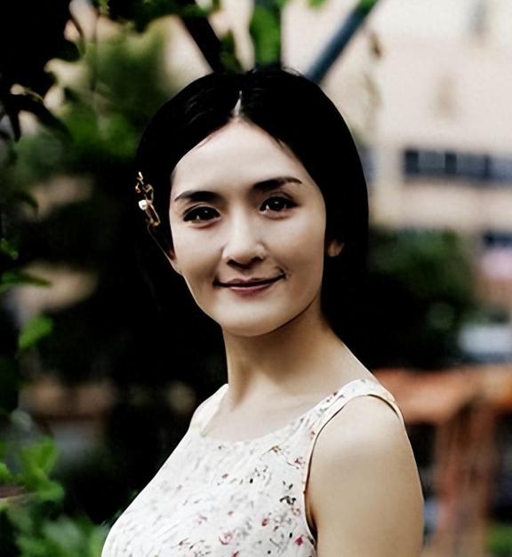 谢娜,一个普通出身的女孩,凭借独特的主持风格迅速赢得了观众的青睐