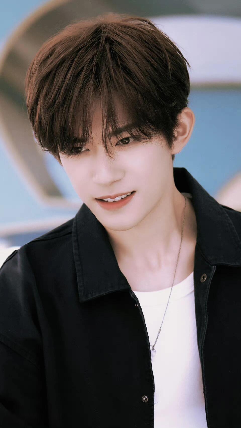 易烊千玺:魅力背后的商业逻辑与娱乐市场新趋势 易烊千玺,当代娱乐圈