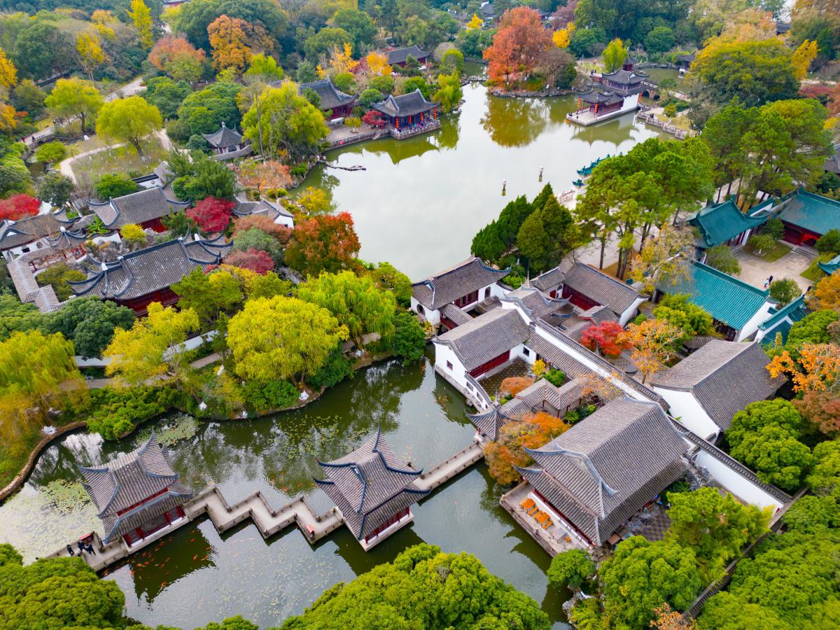 苏州是一座被水环绕的古城,而在这座城市里,有一个被誉为"园林之母"的