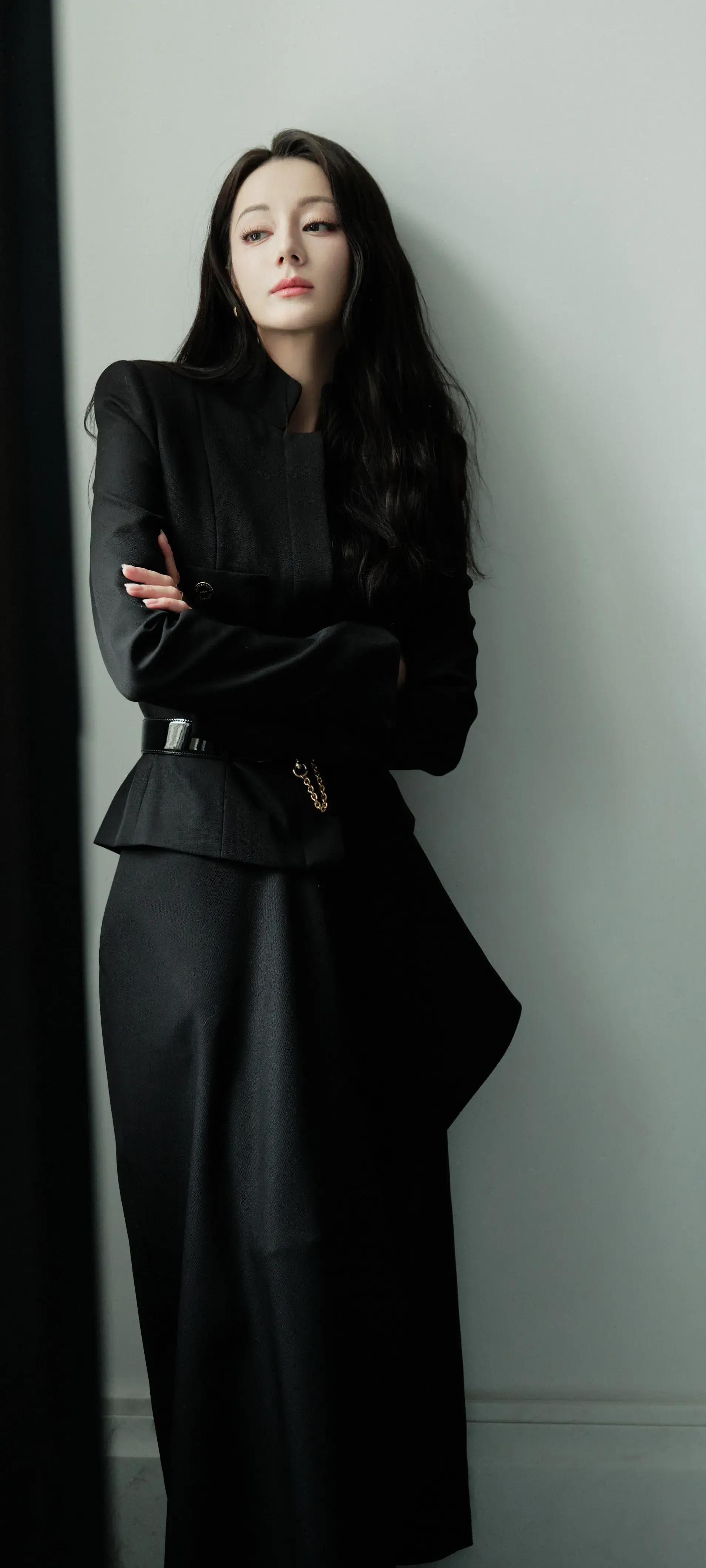 美女系列壁纸第384期:黑色礼服的魅力 美女系列壁纸第384期,以黑色