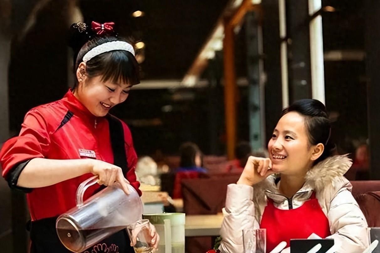 杨丽娟的逆袭人生 杨利娟,海底捞火锅的传奇人物,以小学学历起步,17岁