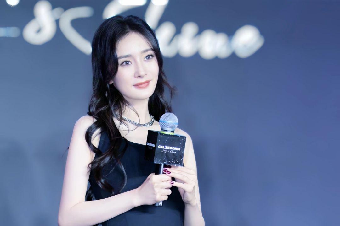 杨幂以一套令人惊艳的造型,出席了品牌方在上海精心筹备的线下活动