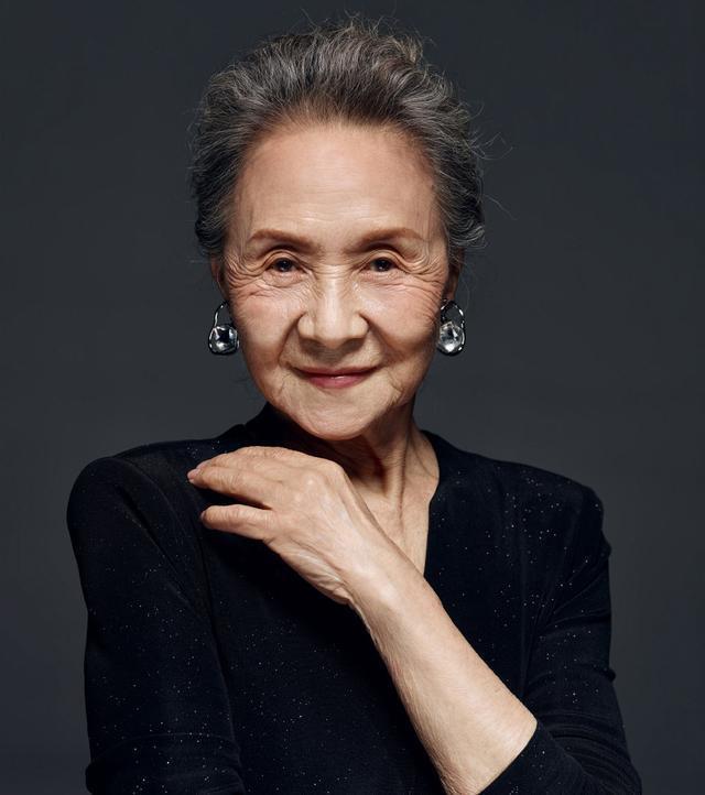 绝世美人的模样 一些奶奶辈的女演员,她们脸上有很多皱纹,满头银发,可