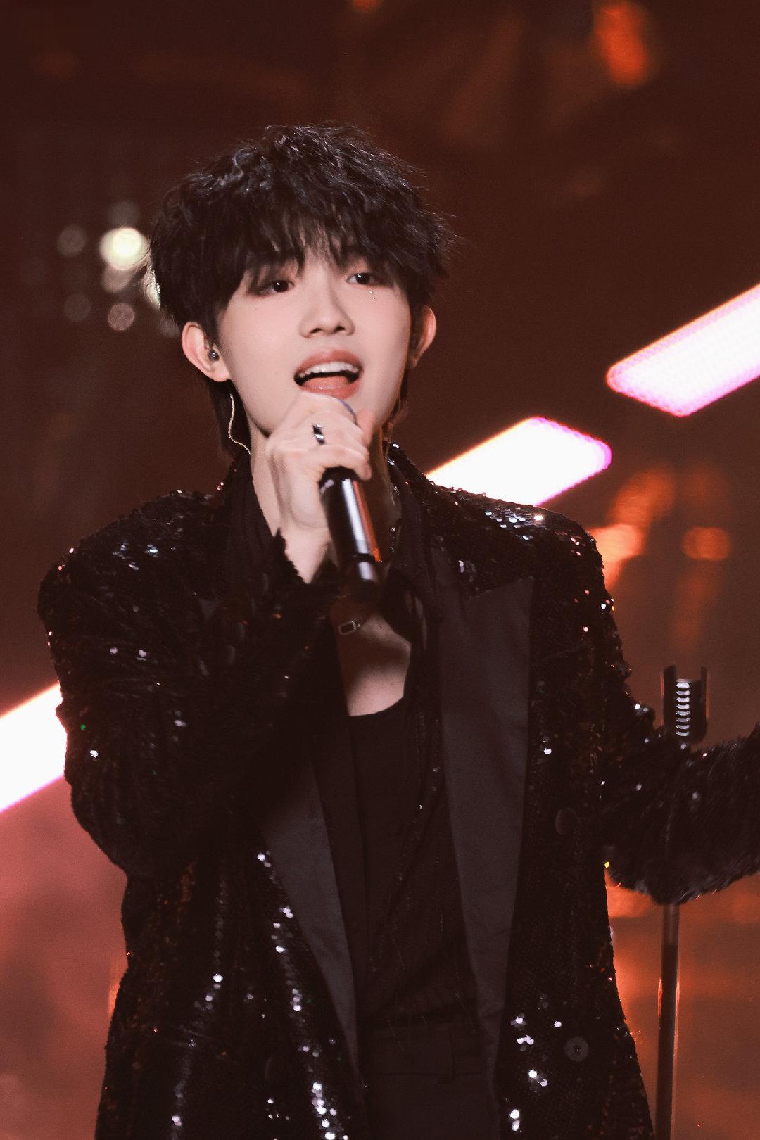 与粉丝情深,吉他命名"小禹宙"告白 张泽禹以其独特的音乐才华和舞台