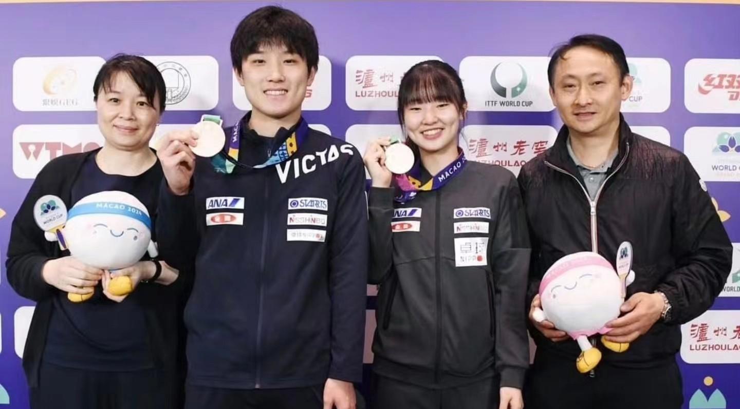 他们的父母张宇和张凌是乒乓球运动员,致力于培养孩子们在乒乓球领域