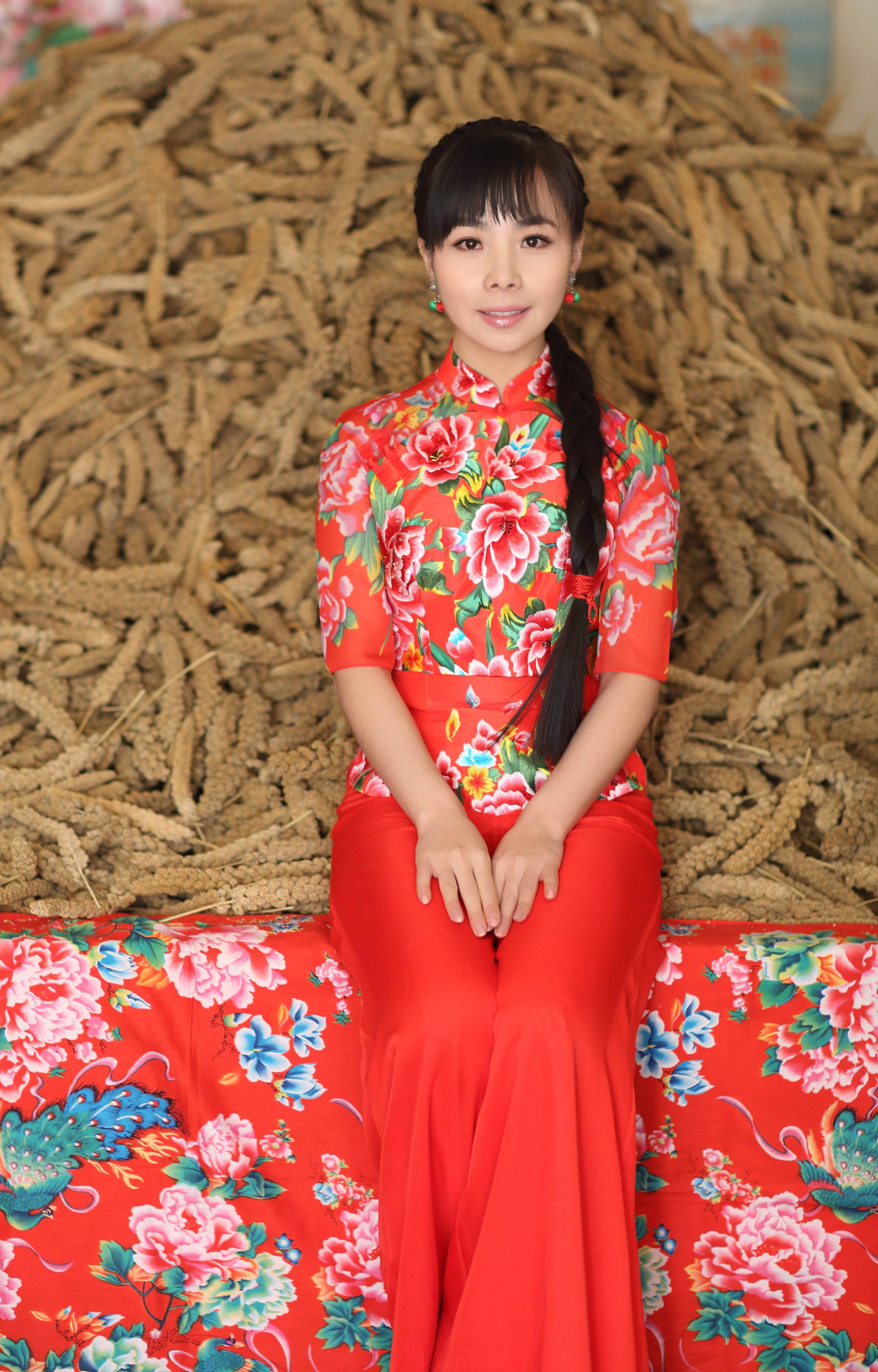 王二妮:从星光大道到农村小窝,她的选择令人深思 王二妮,一个从陕北