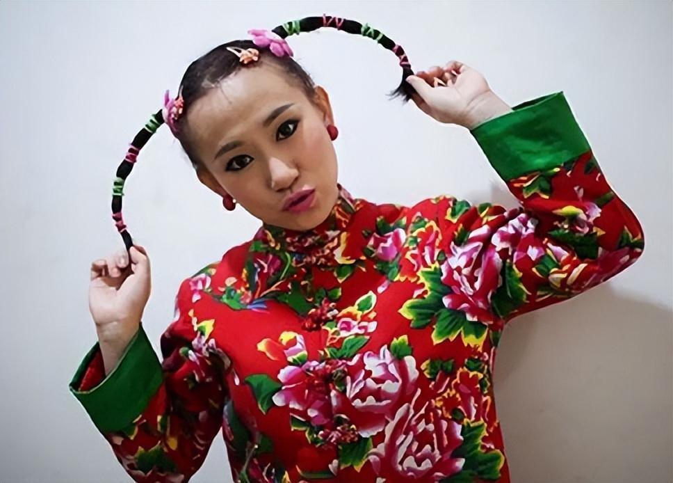 喜剧演员句号:二婚娶"丫蛋",演绎人生大团圆 在中国喜剧市场,句号是一
