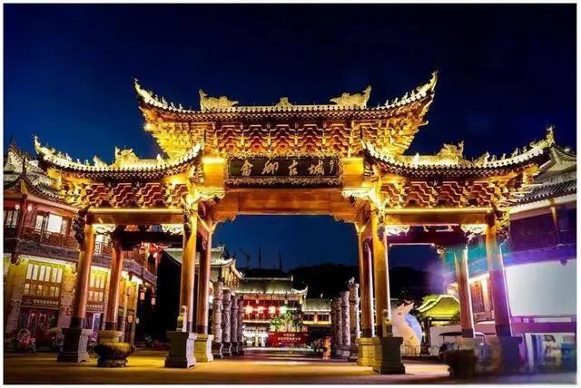 深藏于浙江省丽水市景宁畲族自治县的东南28公里处,凤凰古城犹如一颗