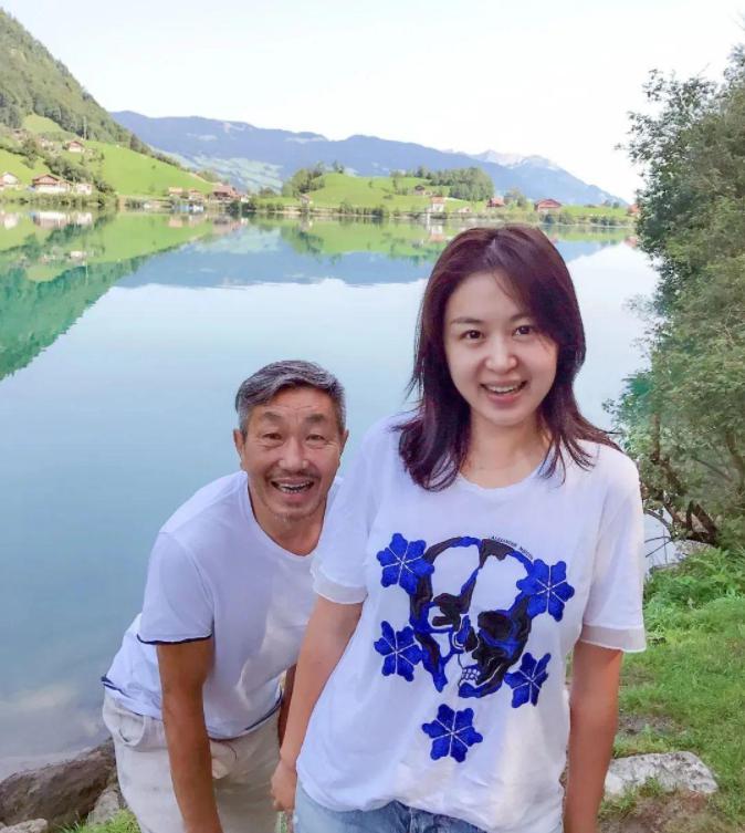 杜源与范小春:青梅竹马的娱乐圈佳话,彰显真挚情感与坚守 杜源与