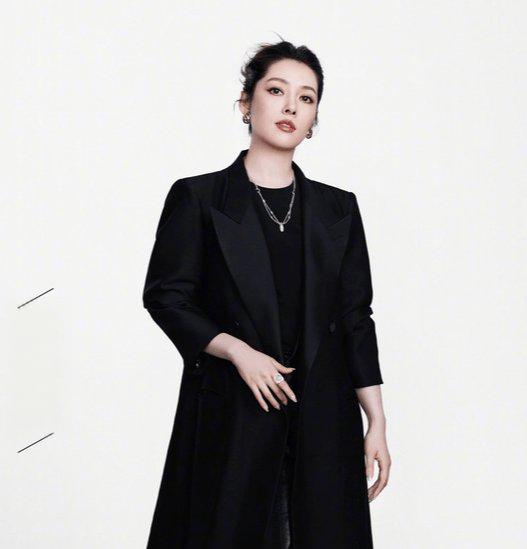 袁娅维怼浪姐 袁娅维参加《中国好声音》正式出道,2017年参与综艺歌手