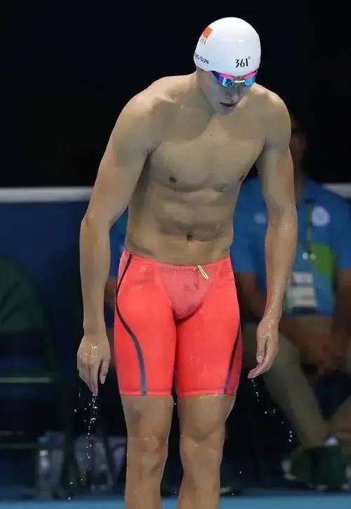 跳水运动员在比赛前需进行全身剃毛,以减少体毛对速度的阻力,提高