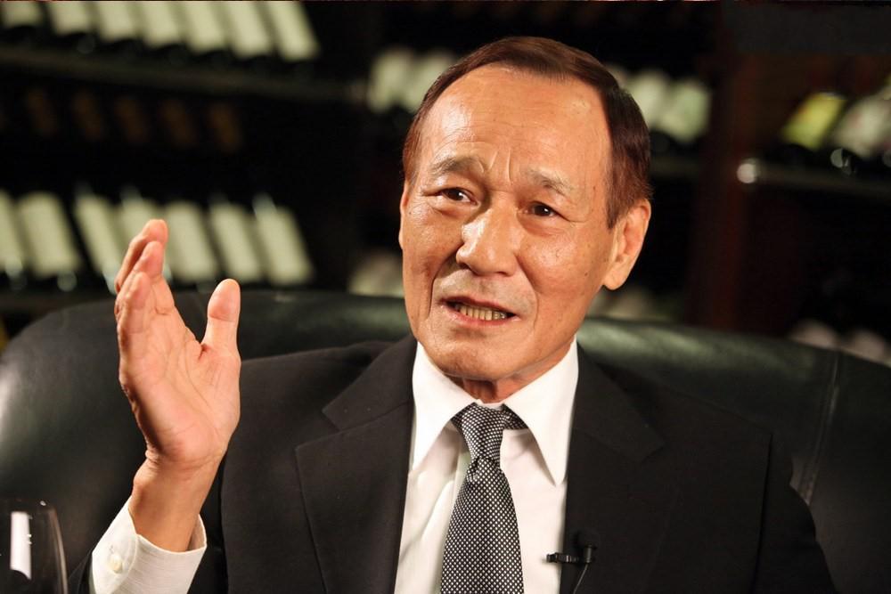 与"江湖大佬"鸠dee共庆 陈惠敏,这位曾经的14k"双花红棍",虽然已经年