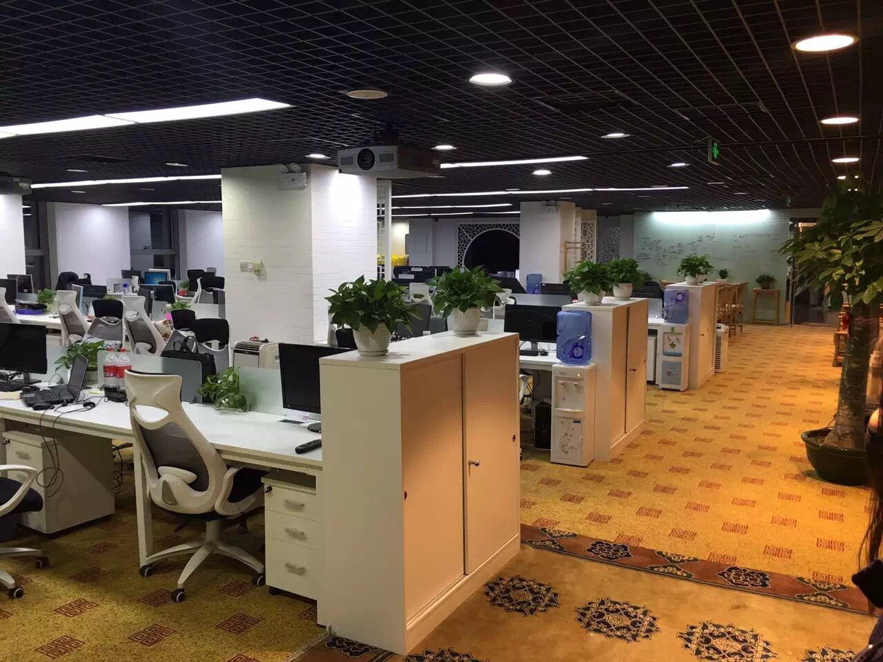 公司内部环境还不错,之前谈投资的时候去过一次,谈的时候觉得老板比较