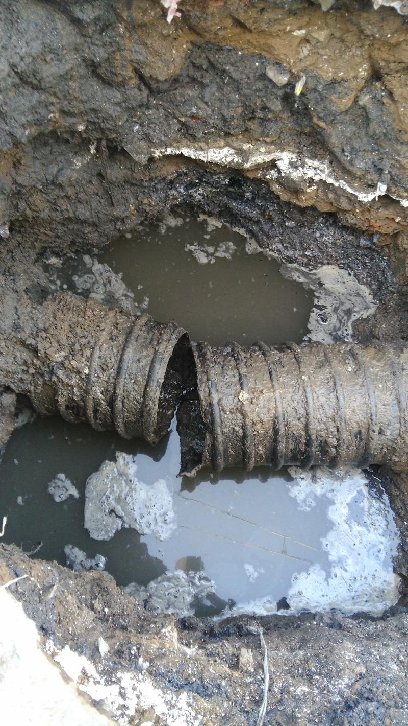 污水管没有接好漏水,看看我房子的一角,没法住了