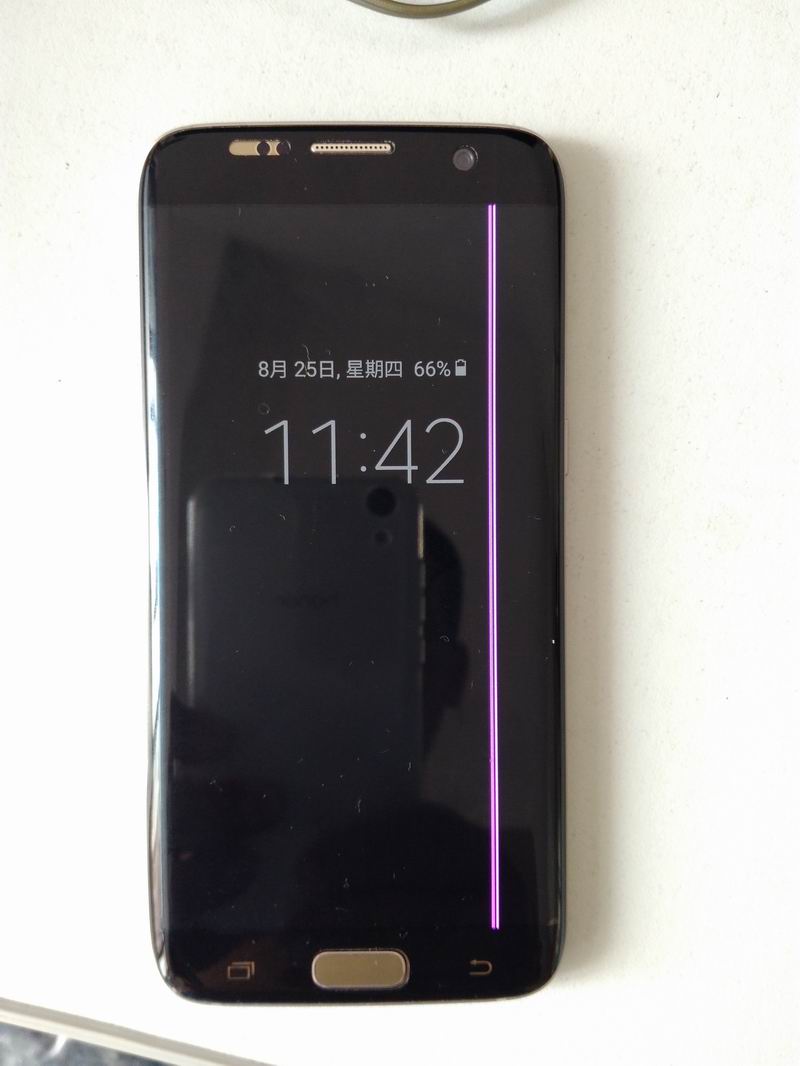 三星s7 edge屏上有一道垂直亮线按住听筒与前置摄像头之间可以熄灭